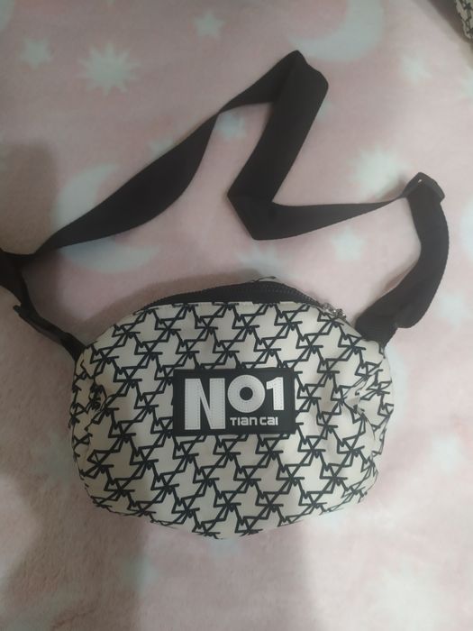 Курточка для дівчинки, дуже гарна.