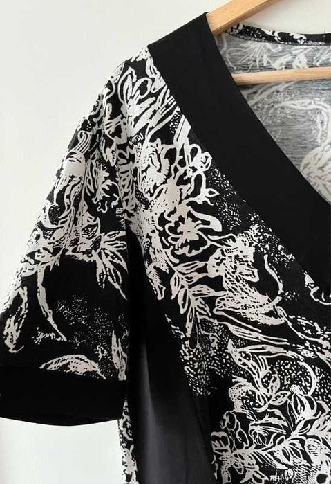 Czarna biała bluzka damska z krótkim rękawem dekolt V 4XL 48