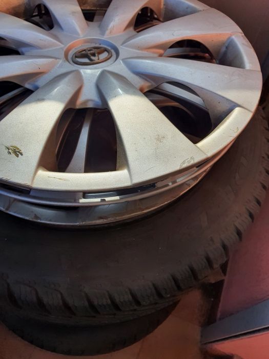 Toyota Opony zimowe felgi stalowe 195 60 R15