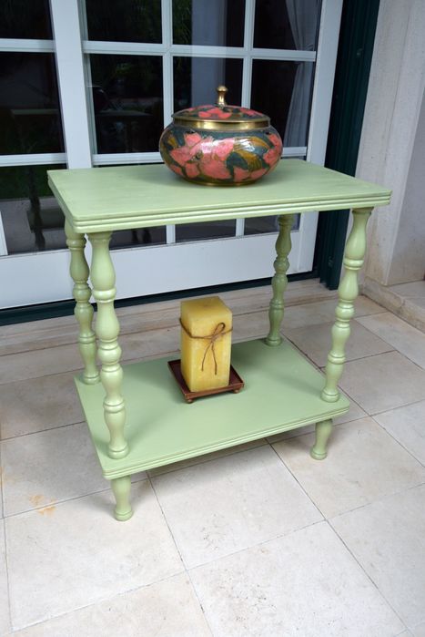 Mesa estante pequena verde mostarda