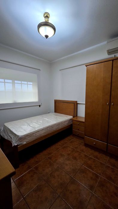 Quarto de Solteiro em Madeira Maciça – Como Novo!