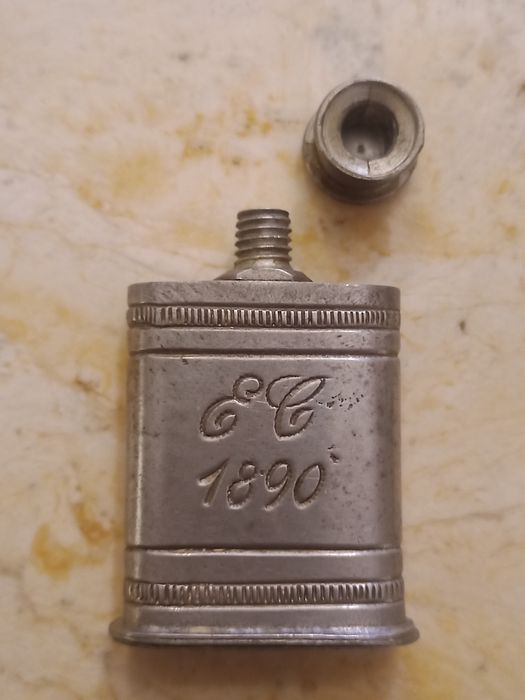Mini garrafa antiga de bolso em Estanho