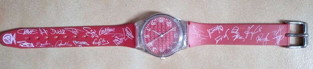 Relógio do Benfica com os autógrafos da equipa