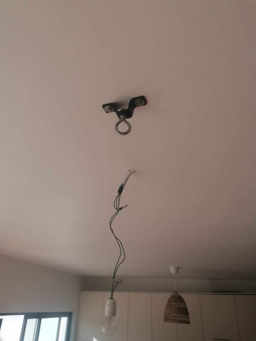 Saco de boxe com luvas