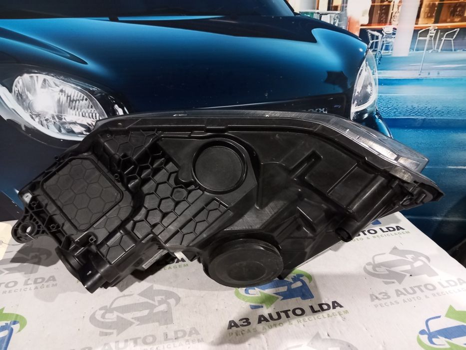 Ótica direita Skoda Fabia III