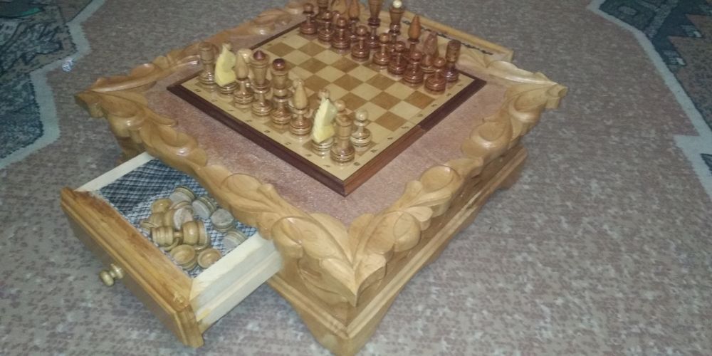 шахматный стол резной красивый
