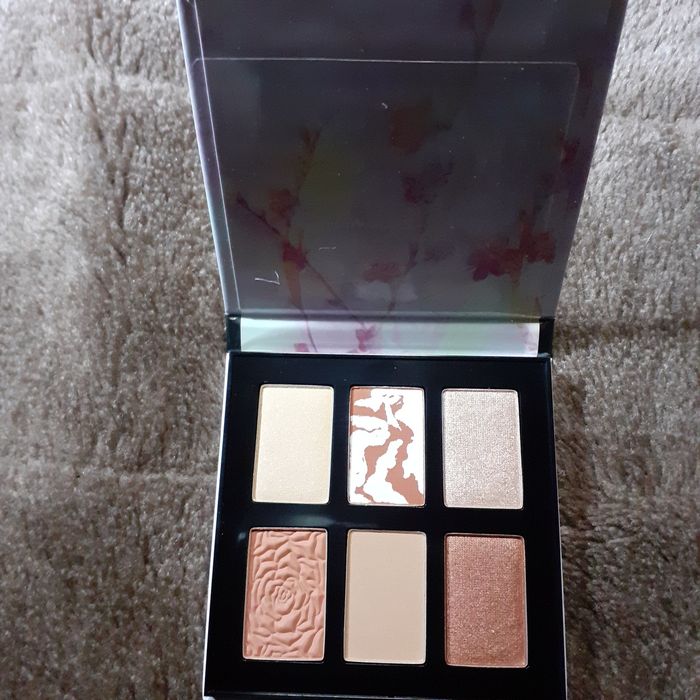 Bonita Sombra AVON ,