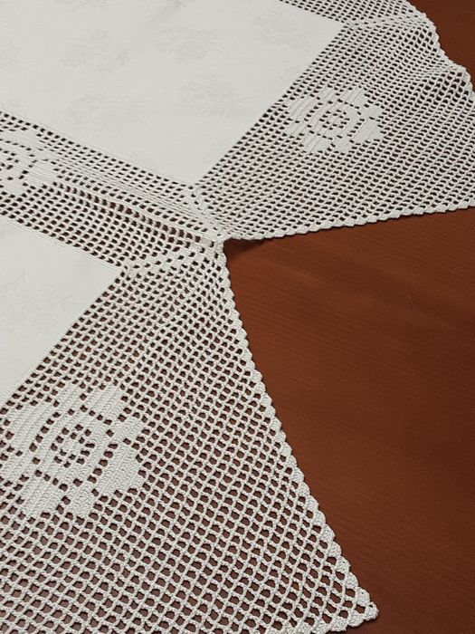 Grande pano de mesa com quadrados algodão  estampado  e croché