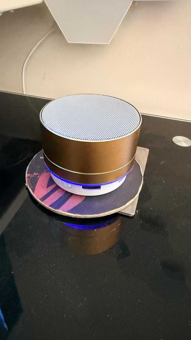Mini Coluna Bluetooth Portátil – Led RGB – Como Nova