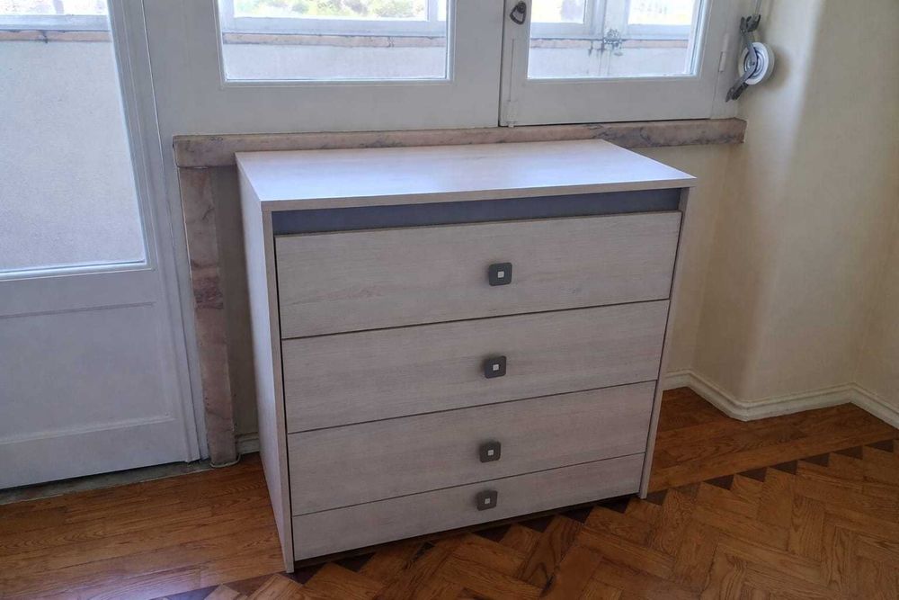 Comoda em bom estado