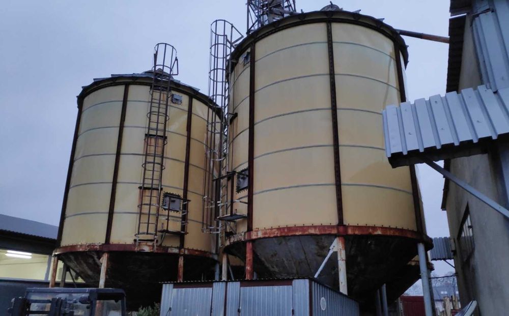 Silosy zbożowo - paszowe lejowe ZSG 200  3 sztuki biny