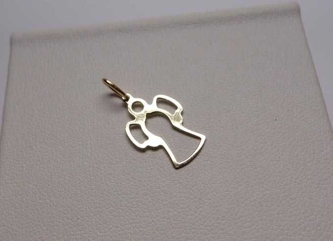 Delikatna złota zawieszka anioł aniołek.