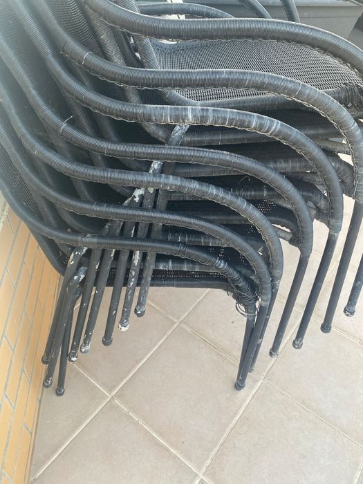 mesa exterior com 8 cadeiras com almofada, marca Cane-Line