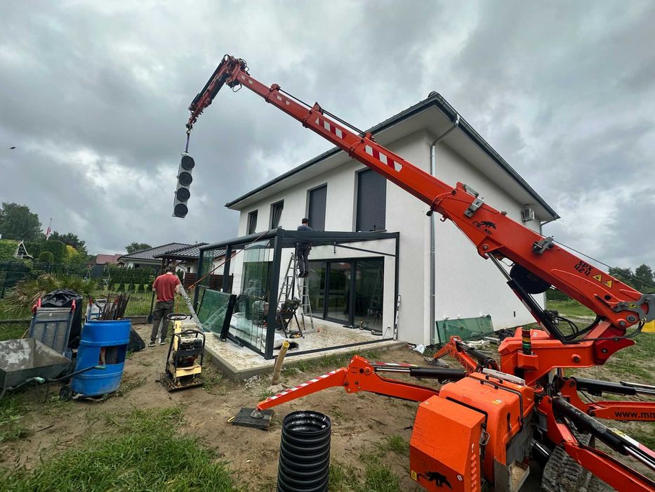 Mini żuraw dźwig pająk z operatorem wynajem manipulator do szyb szkła