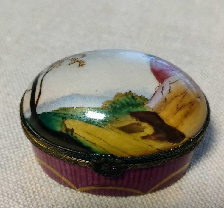 Pequena caixa porta comprimidos de porcelana vintage