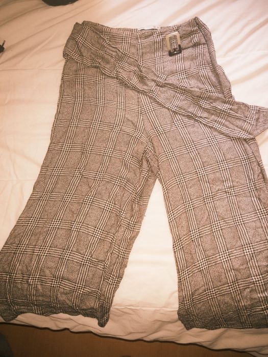 Calças pretas e brancas