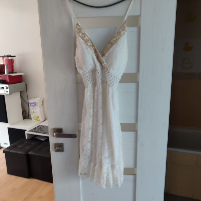 Sprzedam piękną suknię ze złotymi zdobieniami