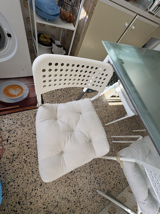 Mesa com tampo de vidro, 4 cadeiras