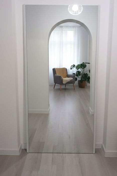 Duze lustro do sypialni pokoju białe