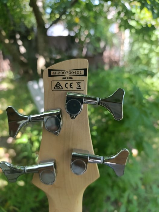 Бас-гітара ibanez 4 струнна.