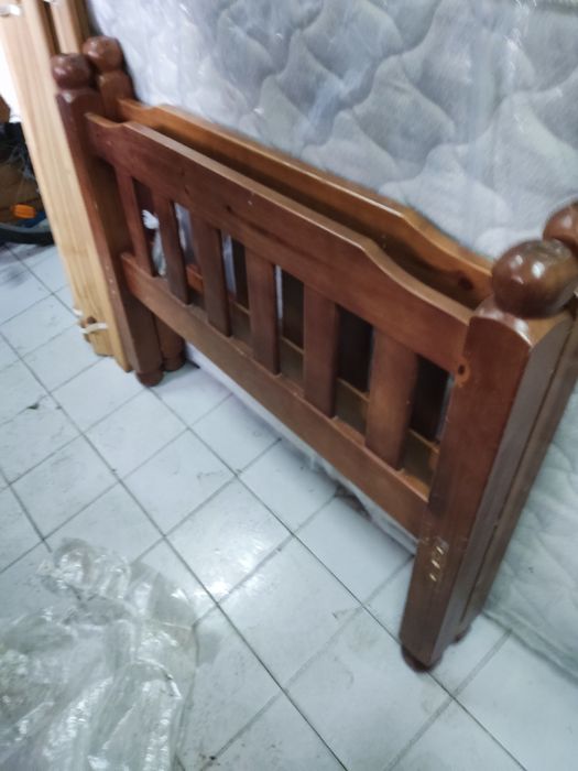 Vendo cama de solteiro 1.90 por 1m . Madeira maciça com estrado e colc