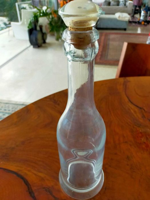 Garrafa de vidro antiga