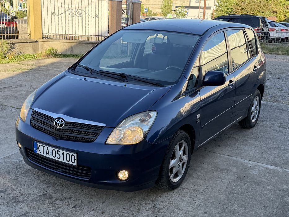 Toyota Corolla Verso ( свіжа )