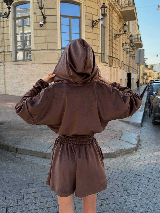 Жіночий літній костюм