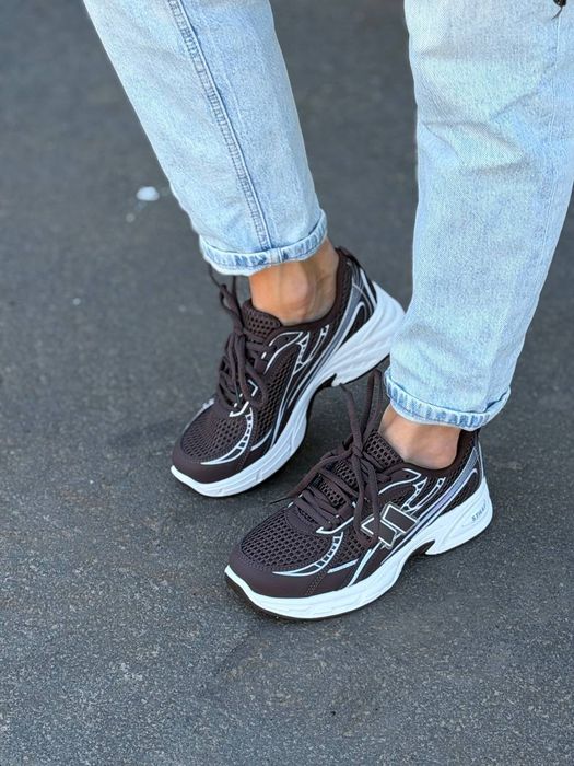 Кросівки жіночі.