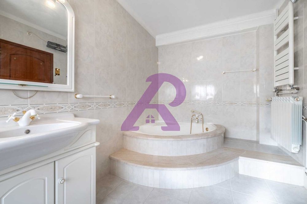 Moradia T3 + 1 com Sótão, Garagem e Terreno – Batalha