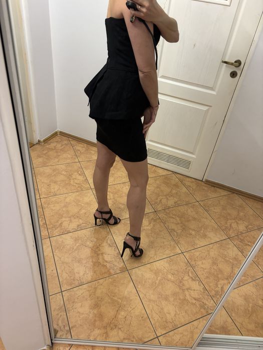 The kooples sukienka mała Czarna elegancka z baskinką falbanka