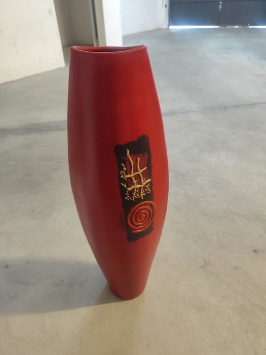 Vaso decorativo em tons vermelhos