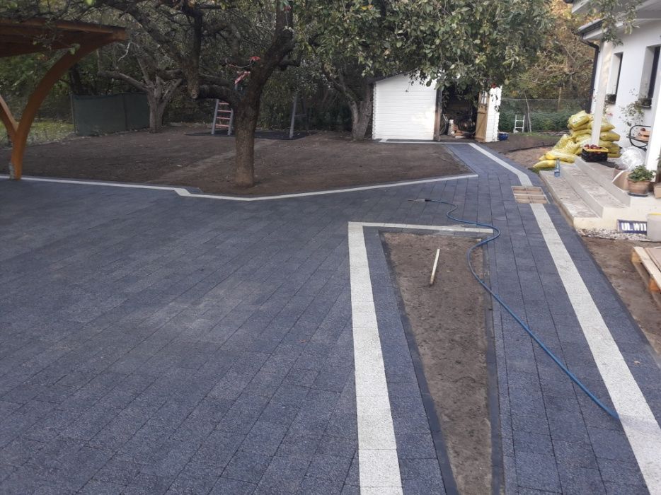 Układanie kostki brukowej, brukarstwo, utwardzanie, zagęszczanie