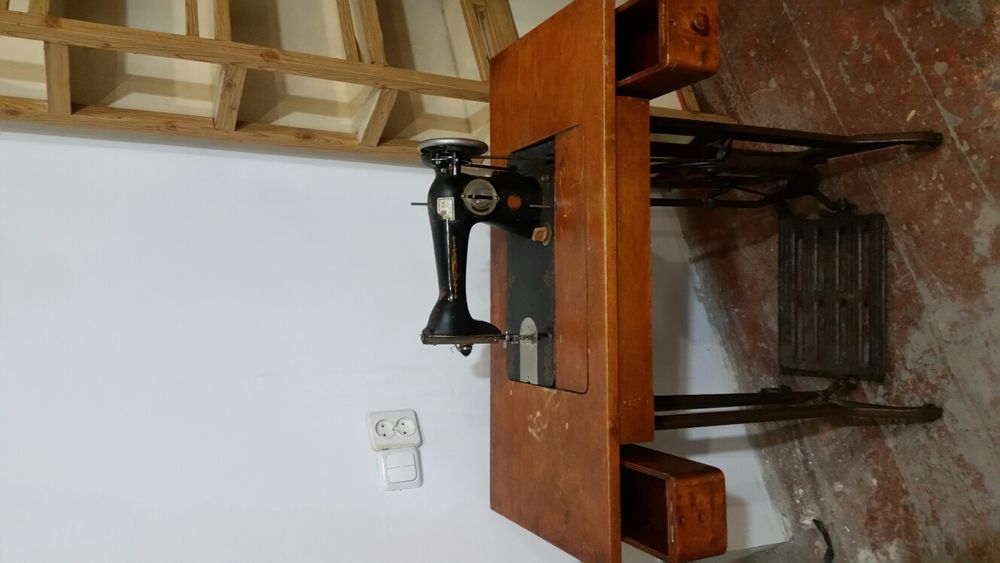 Швейная машинка с ножным приводом.