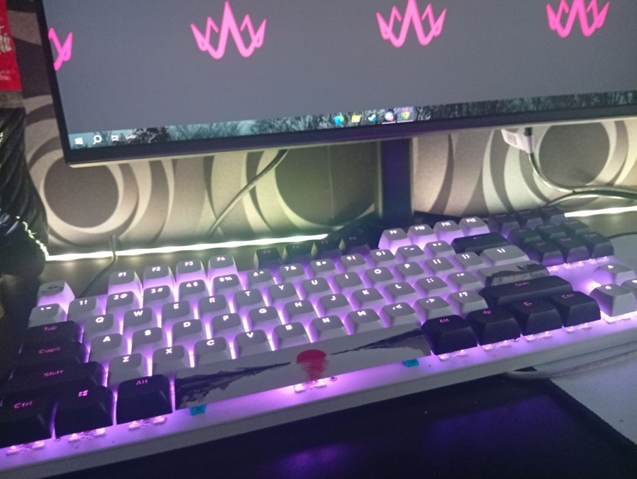 Komputer gamingowy z monitorem i sprzętem