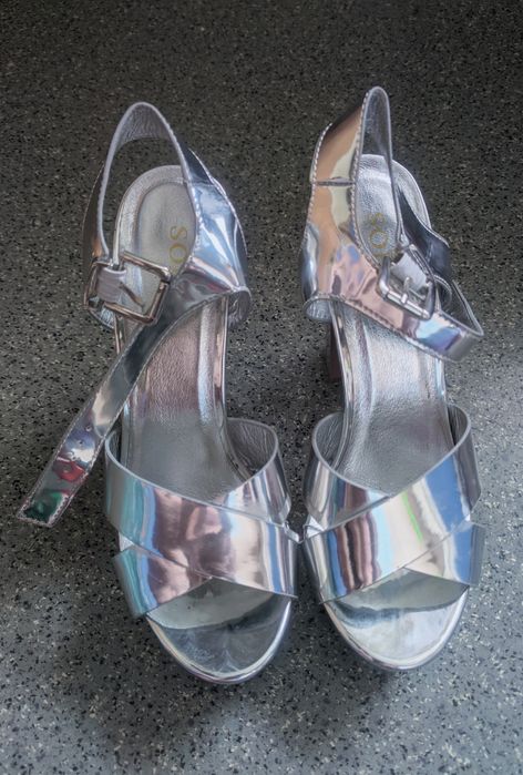 Женские босоножки на каблуке