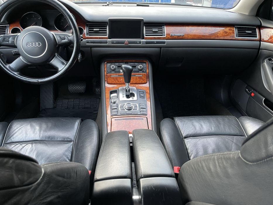 Audi  A8  Срочно