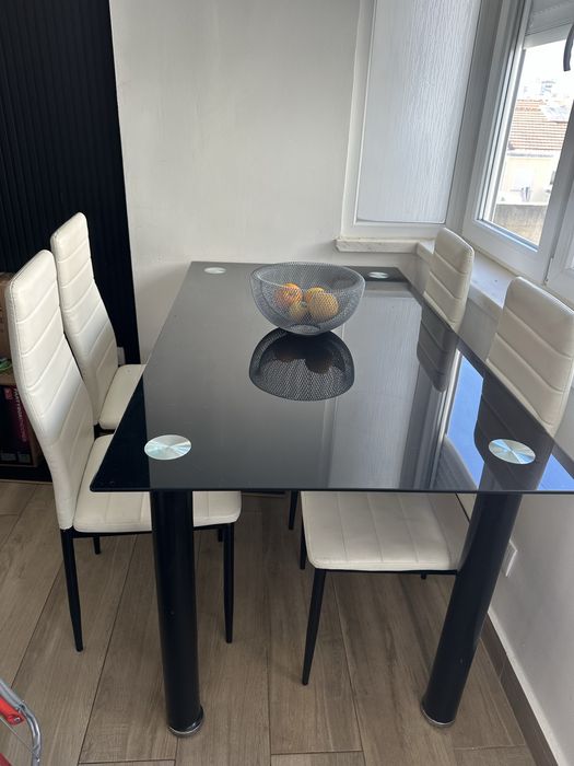 Mesa de Jantar em Vidro Preto + 4 Cadeiras