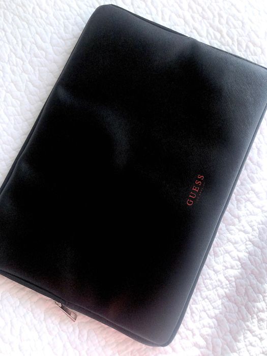 Guess opakowanie na laptop