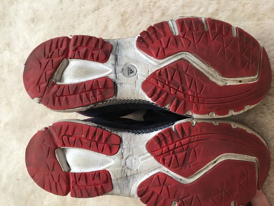 Кроссовки Adidas.