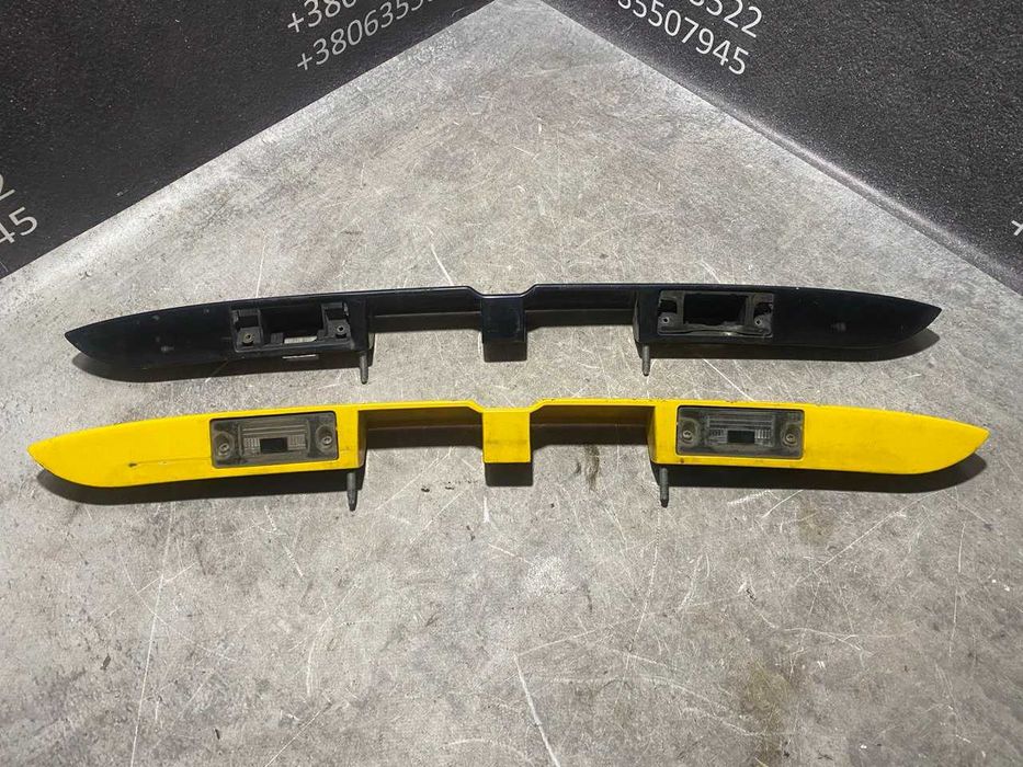 Планка накладка бленда підсвітки номера Audi A4 B5 Avant 8D9827574