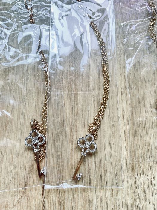 Lote de 10 fios dourados com pendente