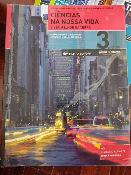 Livros escolares de diferentes anos de ensino e disciplinas