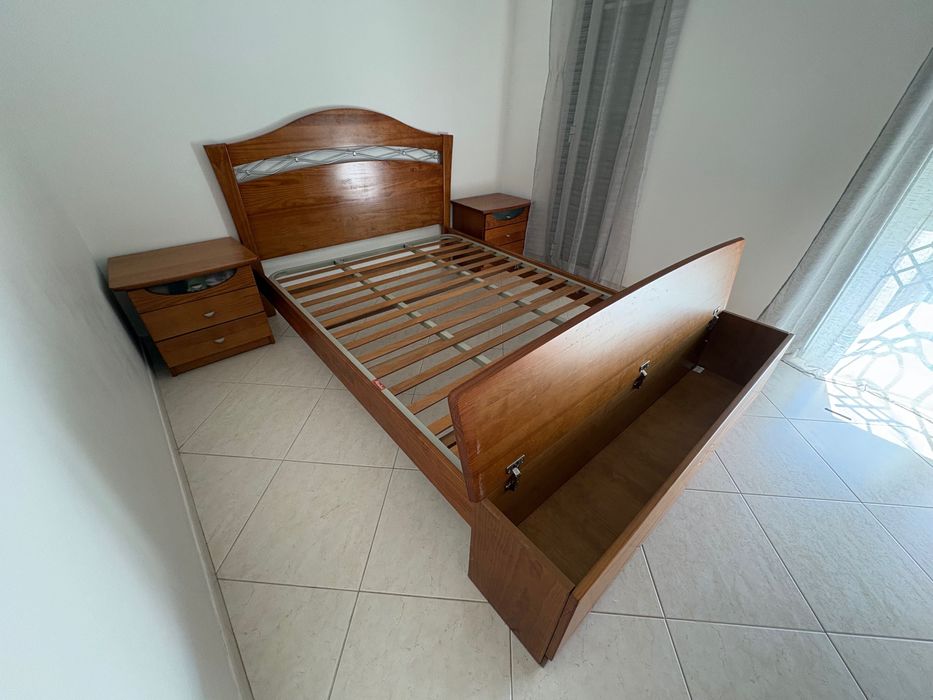 Cama de Casal em Mogno Maciço + Conjunto Completo