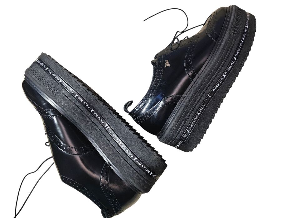 Patricia Pepe оксфорди,40 р,натуральна лакована шкіра.