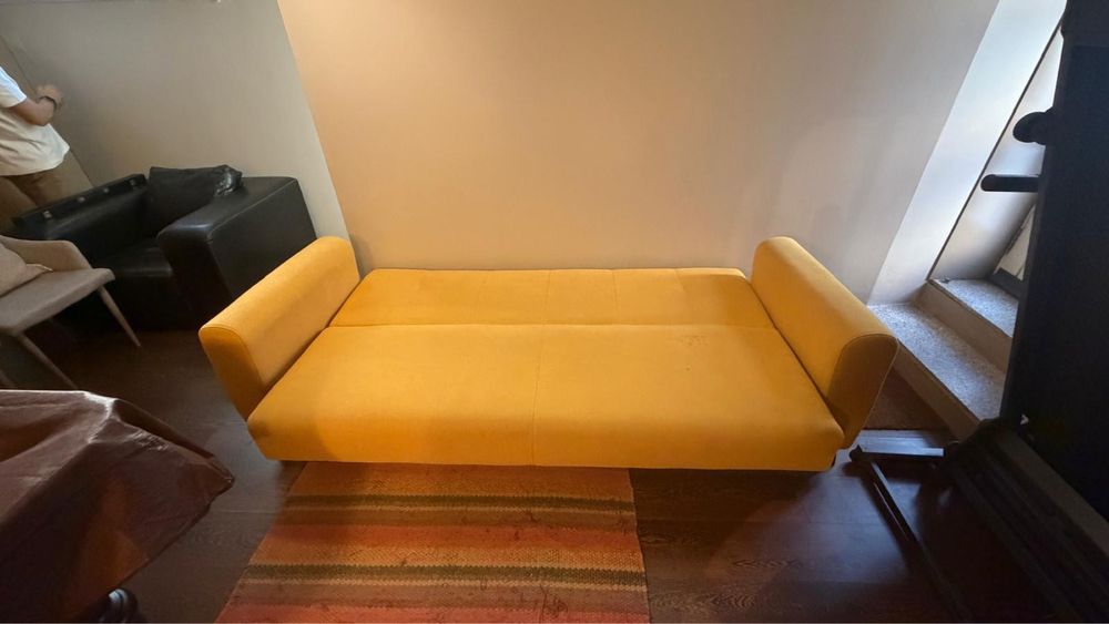 Sofá/Cama de cor amarela