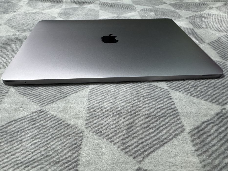 MacBook Pro 13" 2019 • i5 • 16GB • 256GB SSD