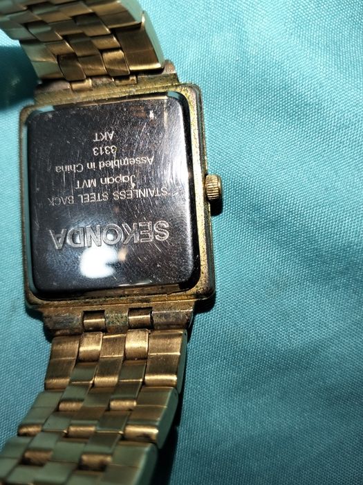 Relógio Masculino Sekonda Retangular – Aço Inoxidável Dourado, com Calendário (Modelo 3313)