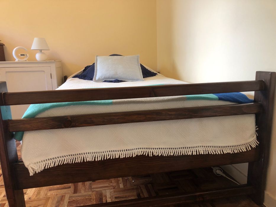 Cama individual em madeira com colchão