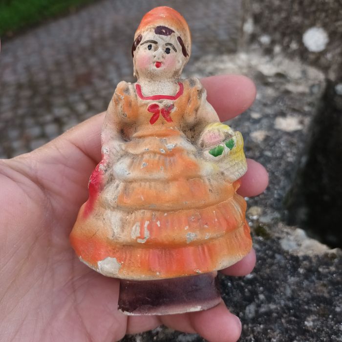 Boneca bibelot em faiança antiga